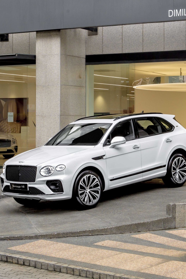 Белый автомобиль Bentley Bentayga V8 First Edition 2020 года выезжает из автосалона 