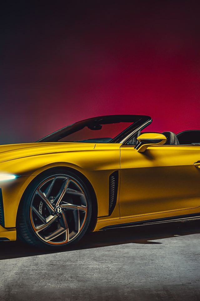 Желтый автомобиль кабриолет Bentley Mulliner Bacalar 2020 года 