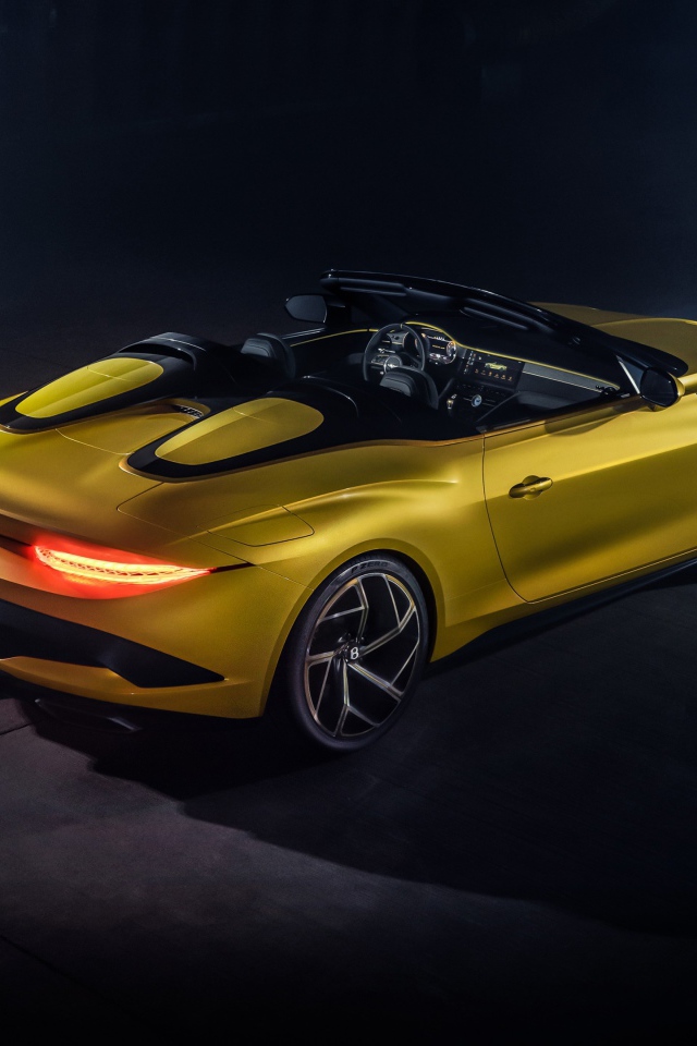 Желтый автомобиль Bentley Mulliner Bacalar 2020 года вид сзади на сером фоне