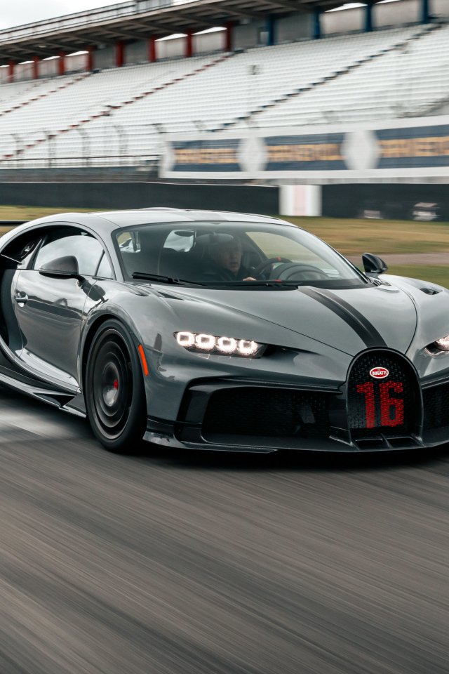 Черный Bugatti Chiron Pur Sport 2020 года на гонках