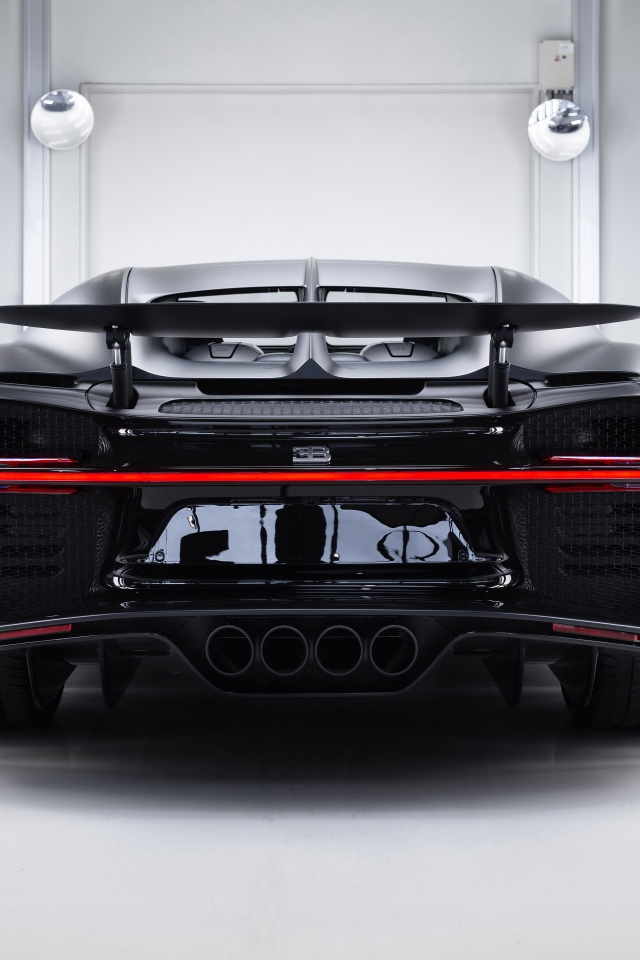 Автомобиль Bugatti Chiron Noire 2020 года вид сзади