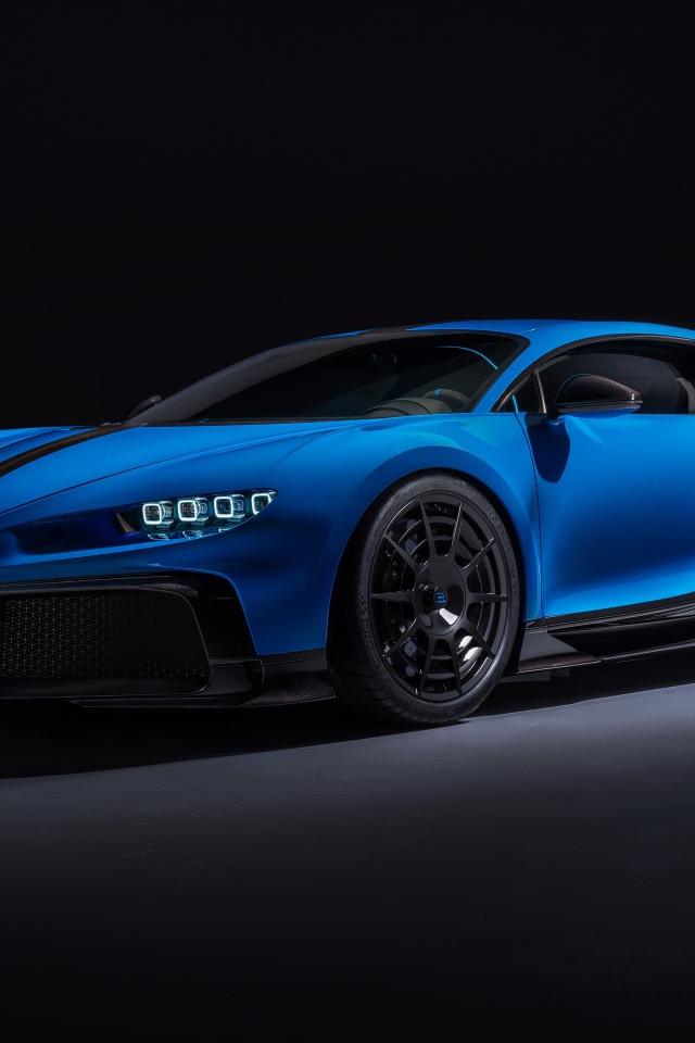 Синий автомобиль Bugatti Chiron Pur Sport 2020 года вид сзади