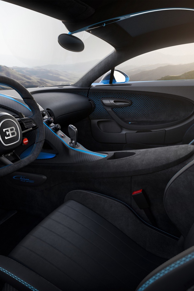 Салон черного автомобиля Bugatti Chiron Pur Sport 2020 года