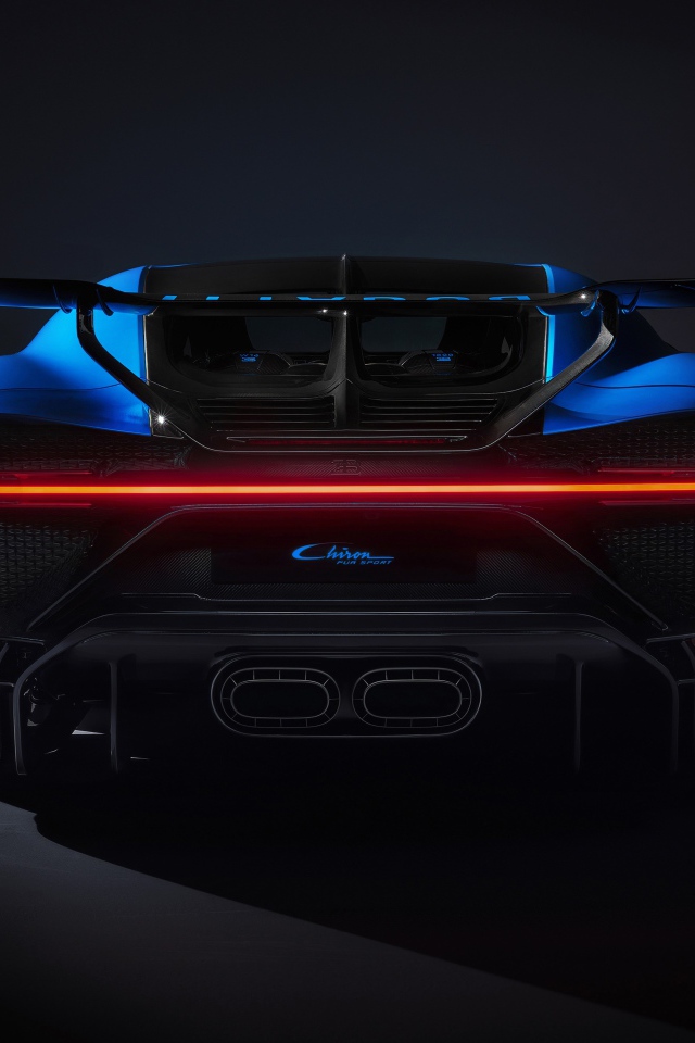 Синий автомобиль Bugatti Chiron Pur Sport 2020 года вид сзади