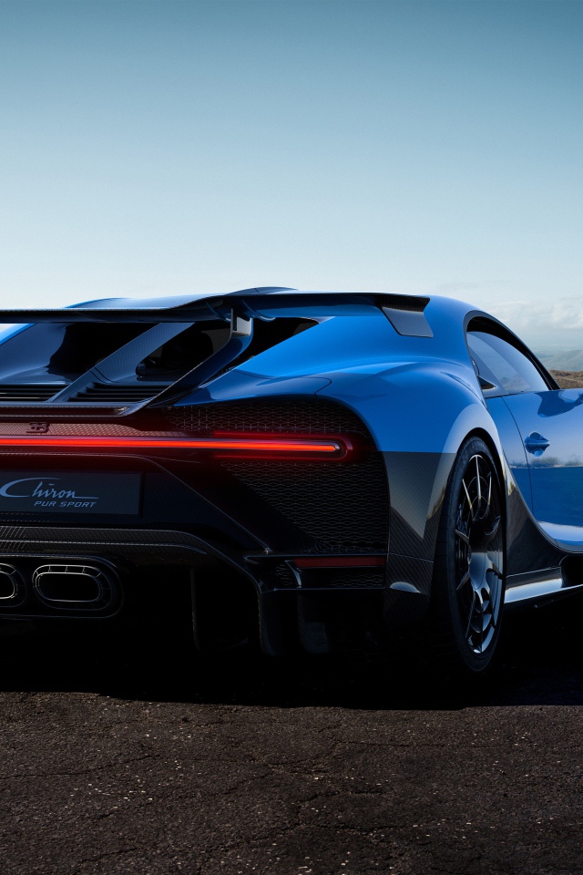 Автомобиль Bugatti Chiron Pur Sport 2020 года вид сзади 