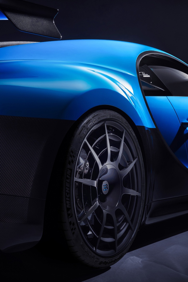 Автомобиль Bugatti Chiron Pur Sport 2020 года вид сзади на черном фоне