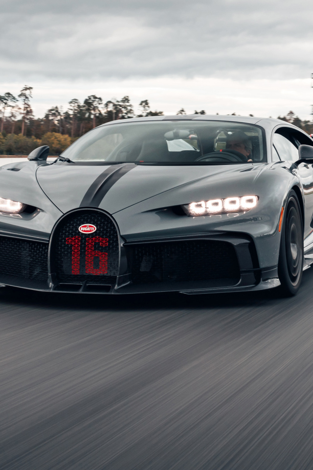 Спортивный Bugatti Chiron Pur Sport 2020 года на трассе