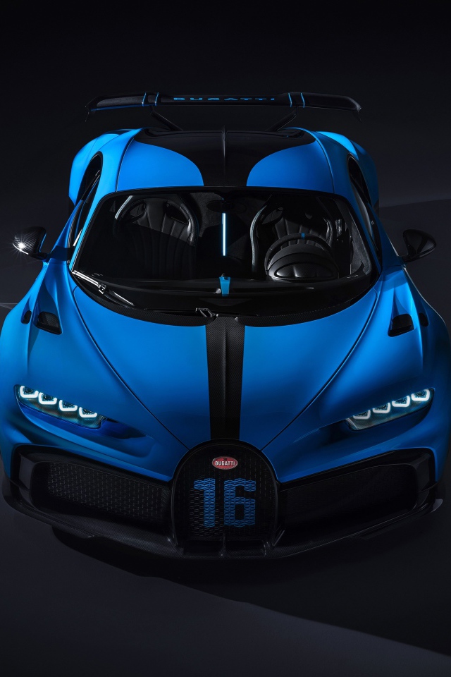 Спортивный автомобиль Bugatti Chiron Pur Sport 2020 года на сером фоне