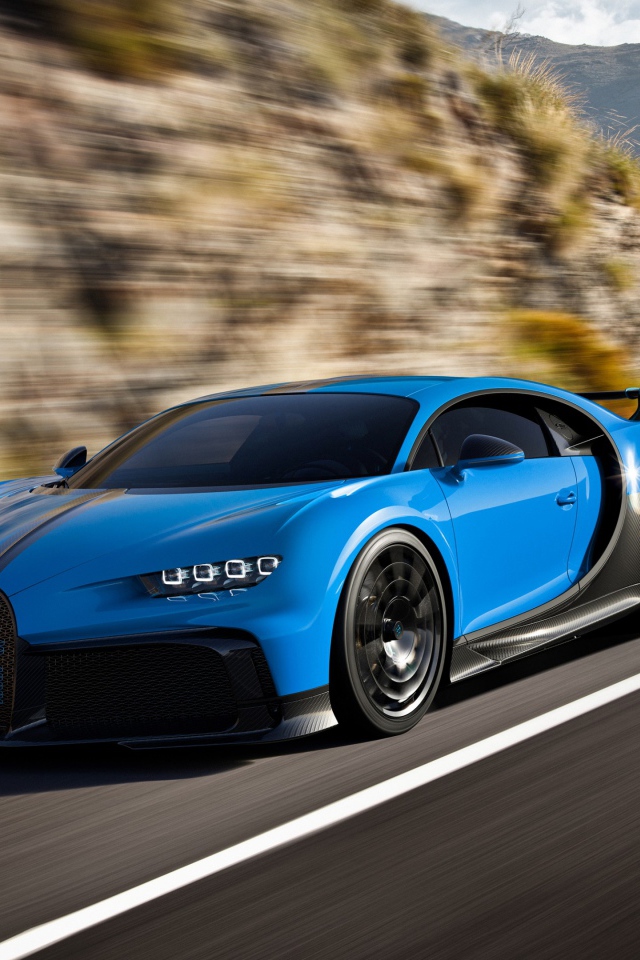 Голубой быстрый автомобиль Bugatti Chiron Pur Sport 2020 года на трассе 