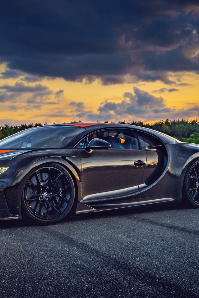 Черный автомобиль Bugatti Chiron 2019  года на фоне неба