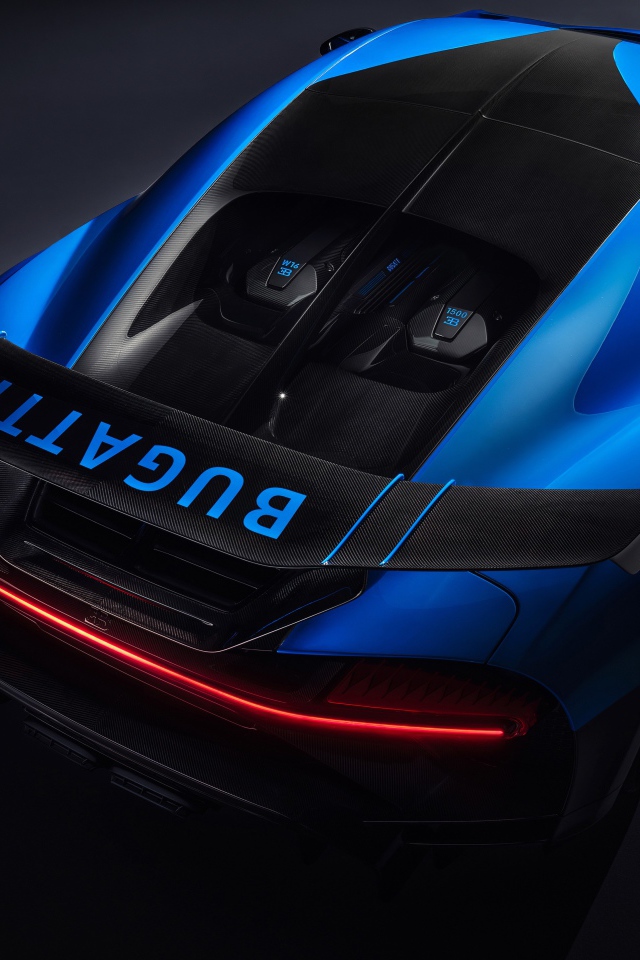 Голубой автомобиль Bugatti Chiron Pur Sport 2020 года вид сверху 