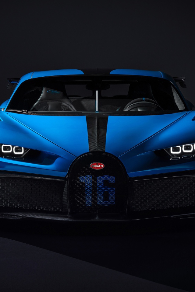 Синий автомобиль Bugatti Chiron Pur Sport 2020 года на черном фоне