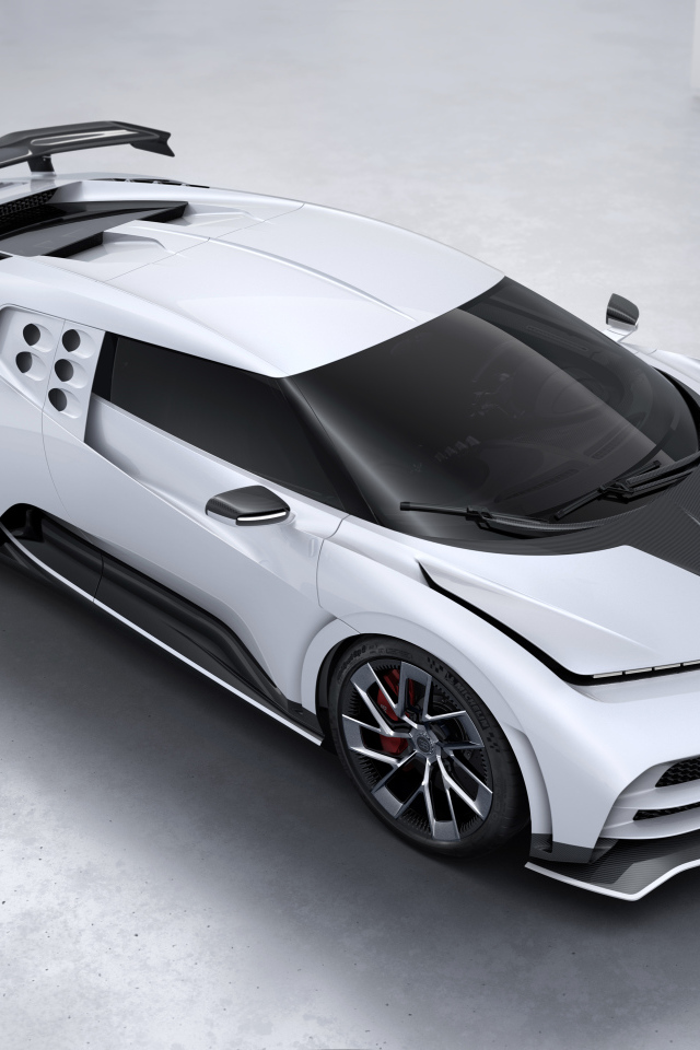 Белый спортивный автомобиль Bugatti Centodieci 2019 года на сером фоне
