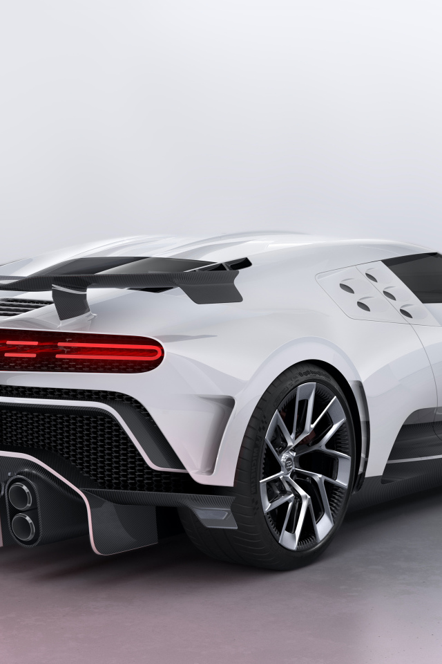 Белый автомобиль Bugatti Centodieci 2019 года вид сзади 