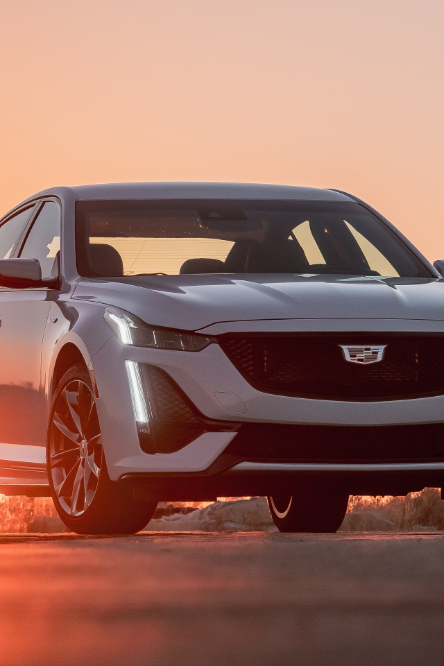 Автомобиль Cadillac CT5-V, 2020 года на фоне заката