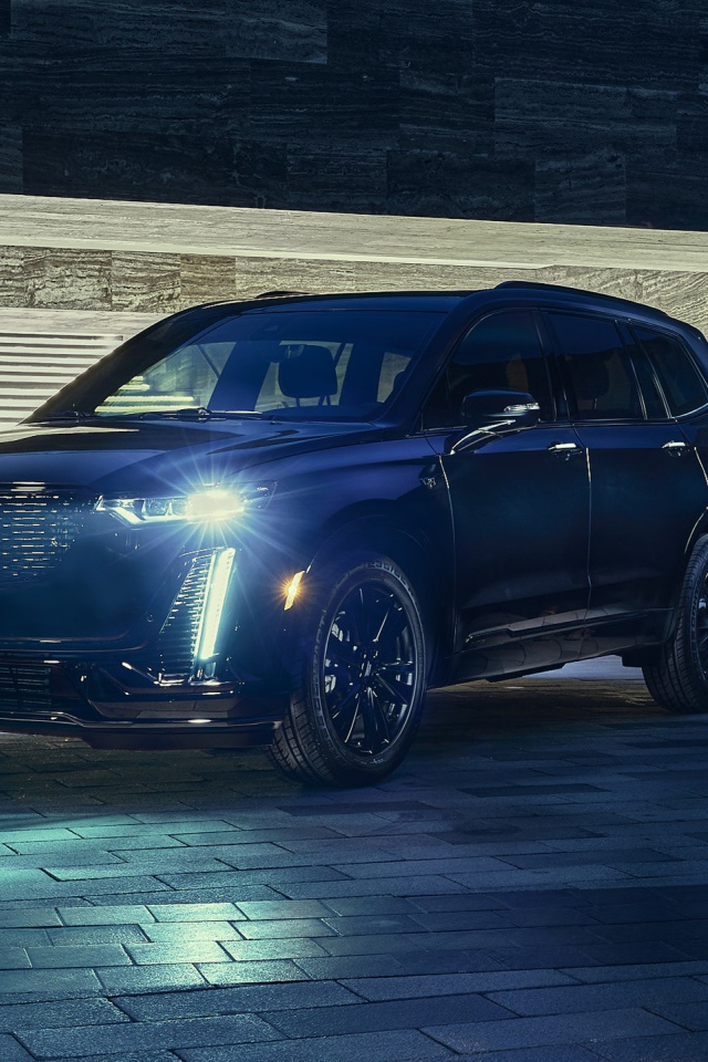 Черный кадилак Cadillac XT6 Midnight Edition 2020 года с включенными фарами 