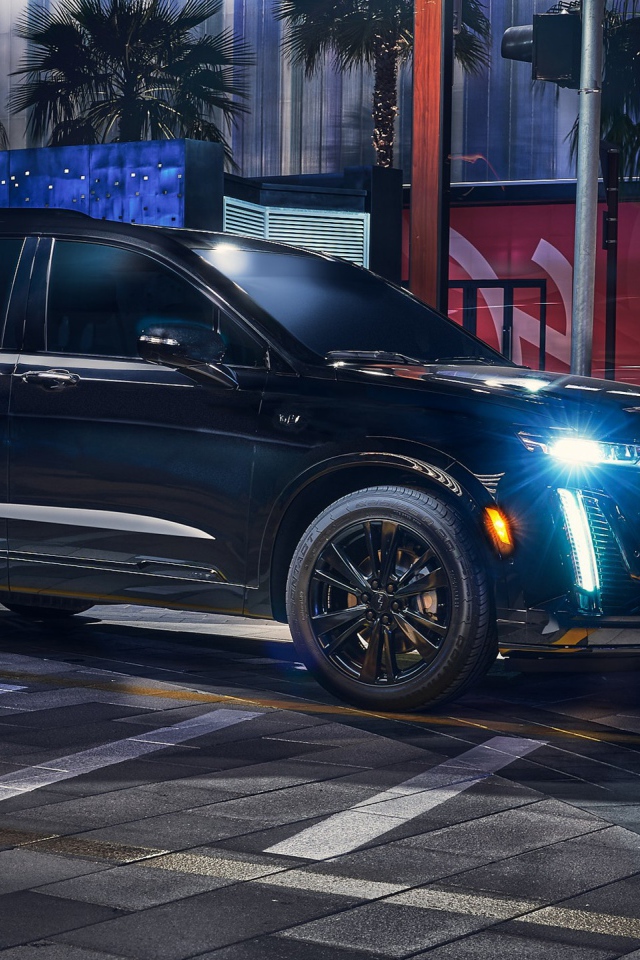 Большой черный Cadillac XT6 Midnight Edition 2020 года на ночной улице 