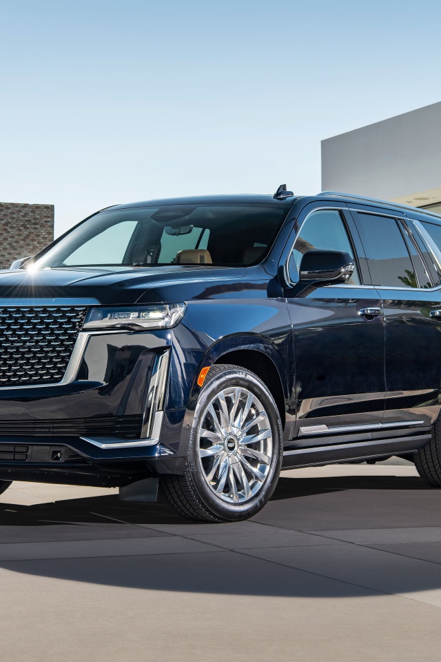 Большой дорогой Cadillac Escalade, 2021 года у дома