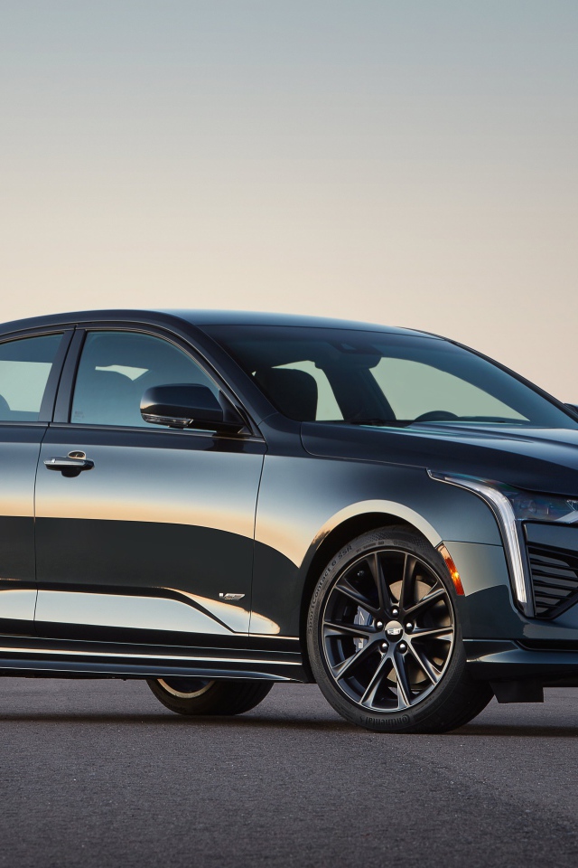 Автомобиль  Cadillac CT4-V, 2020 года на дороге 