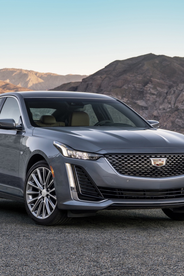 Серебристый автомобиль Cadillac CT5 Premium, 2020 года на фоне гор 