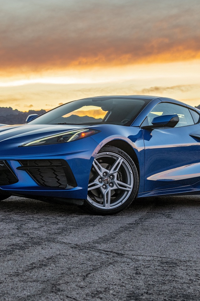 Синий автомобиль  Chevrolet Corvette Stingray, 2020 года на закате