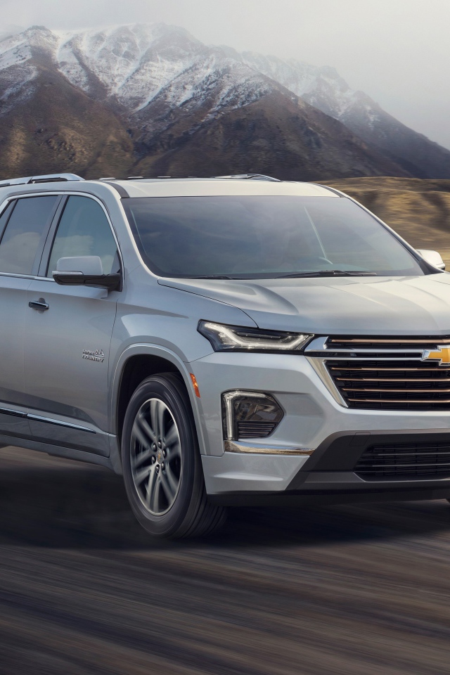 Внедорожник Chevrolet Traverse, 2021 года на фоне гор 