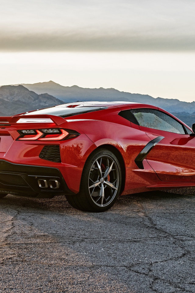 Красный автомобиль  Chevrolet Corvette Stingray Z51, 2020 года в лучах солнца