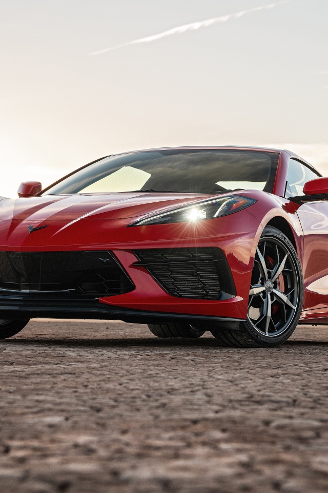Красный автомобиль  Chevrolet Corvette Stingray Z51, 2020 года с включенными фарами