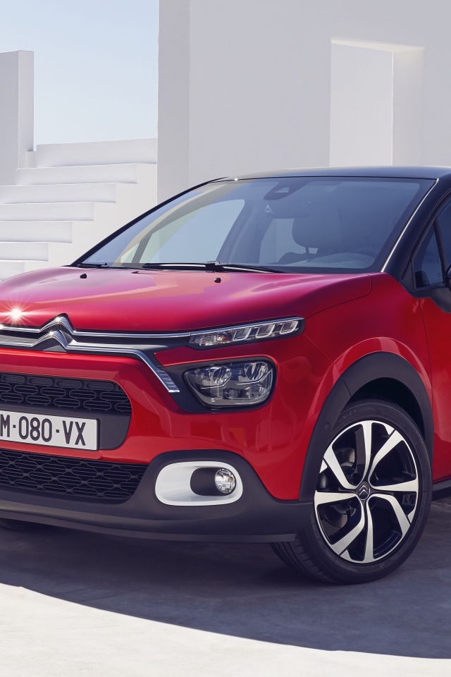 Красный внедорожник Citroen C3, 2020 года в лучах солнца