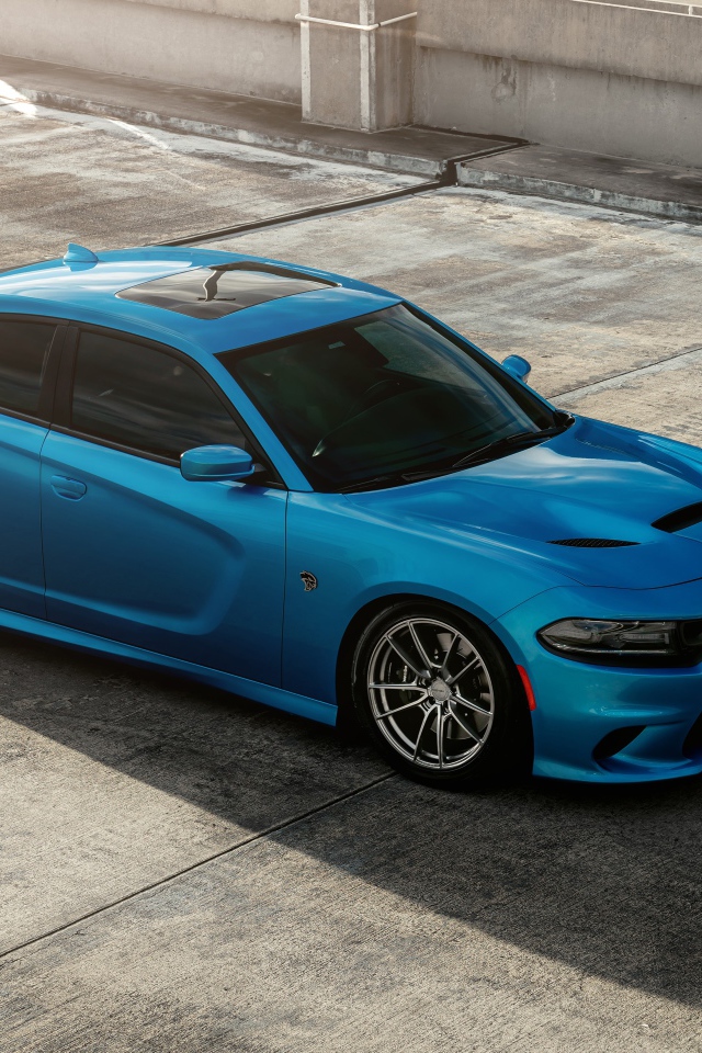 Синий автомобиль Dodge Charger SRT Hellcat 