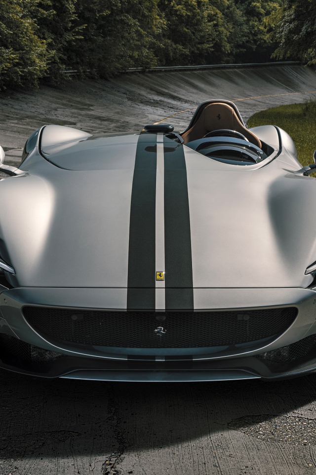 Серебристый кабриолет  Ferrari Monza SP1 2020 года на мокрой трассе 