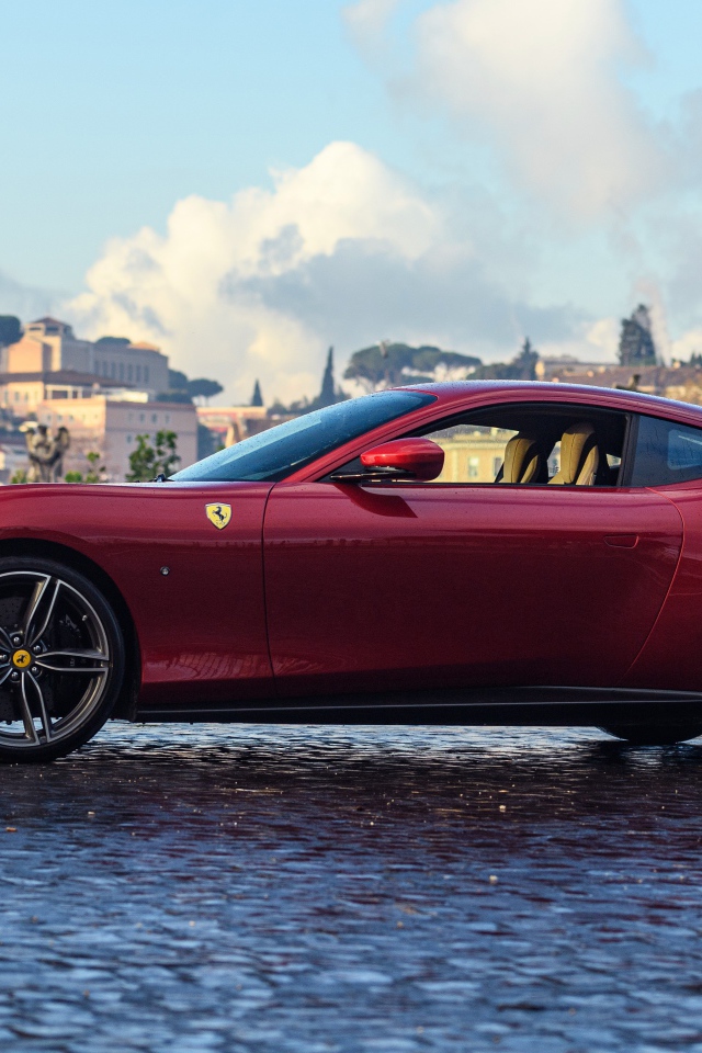Красный автомобиль Ferrari Roma 2020 года в городе 