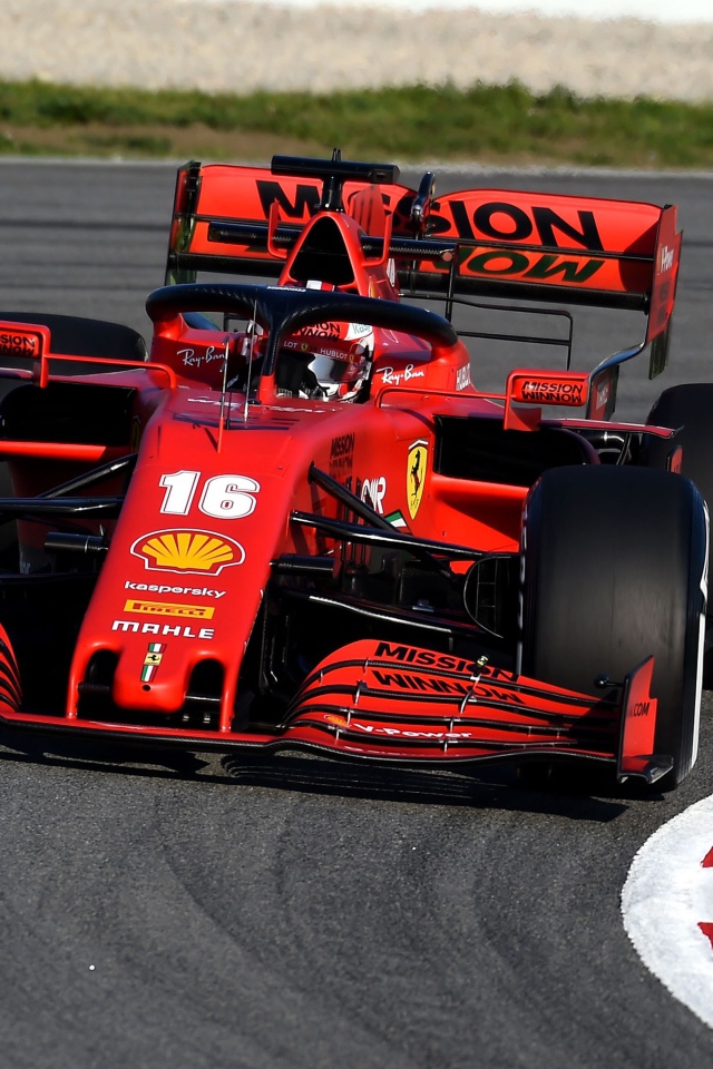 Красный гоночный автомобиль Ferrari SF1000 2020 года на трассе 