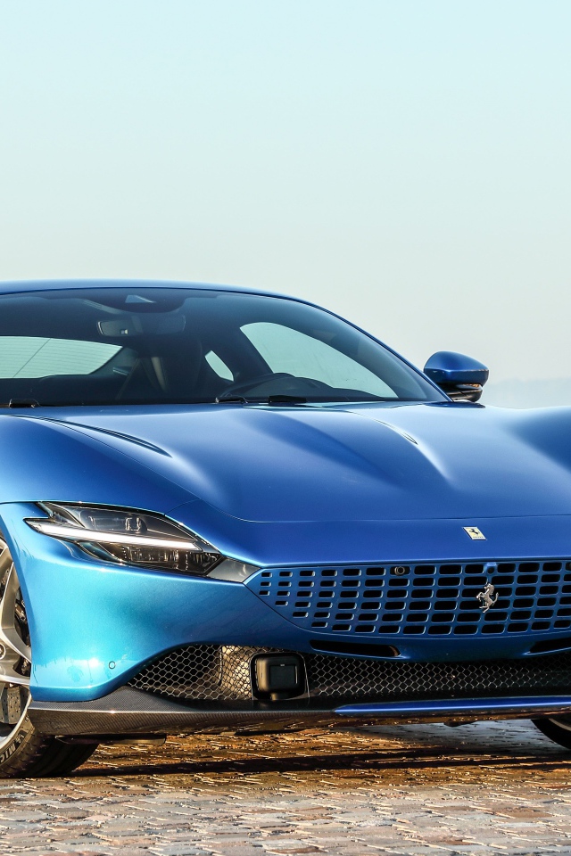 Синий быстрый автомобиль Ferrari Roma 2021 года 