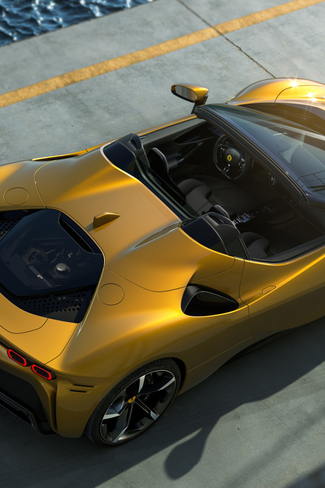 Золотистый автомобиль Ferrari SF90 Spider 2021 года вид сверху