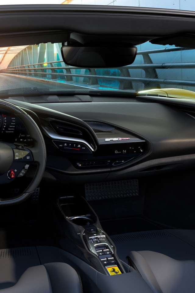 Черный салон автомобиля Ferrari SF90 Spider 2021 года