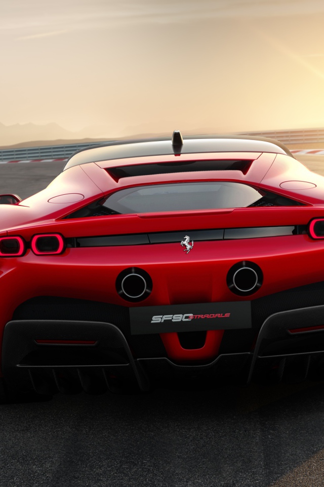 Быстрый автомобиль Ferrari Stradale SF90 на фоне яркого солнца 