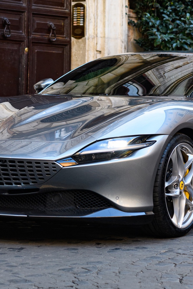 Серебристый автомобиль Ferrari Roma 2020 года 
