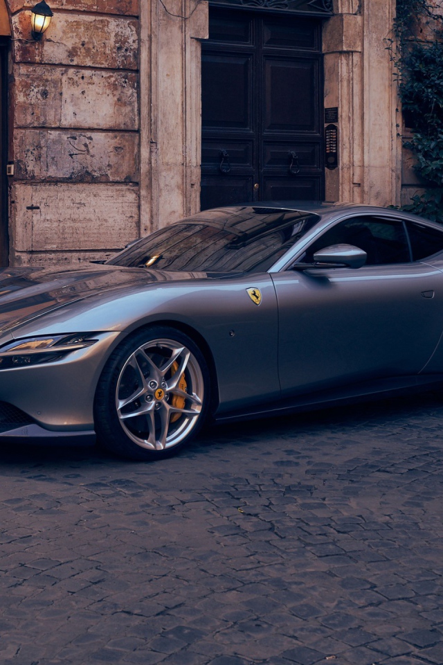 Серебристый автомобиль Ferrari Roma 2020 года у кафе