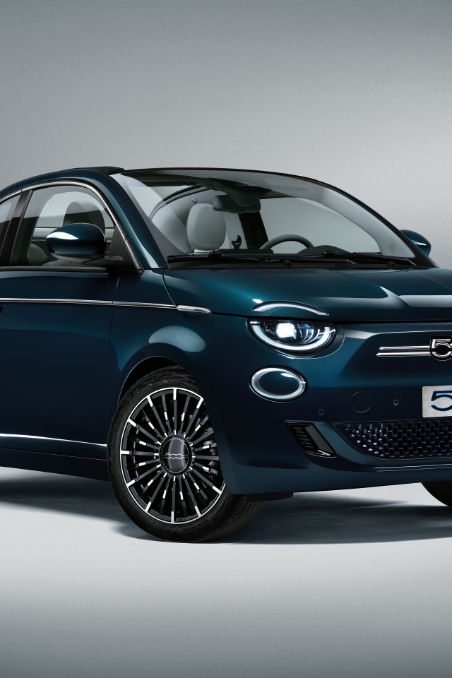 Автомобиль Fiat 500 La Prima Deutschland Cabrio 2020 года на сером фоне