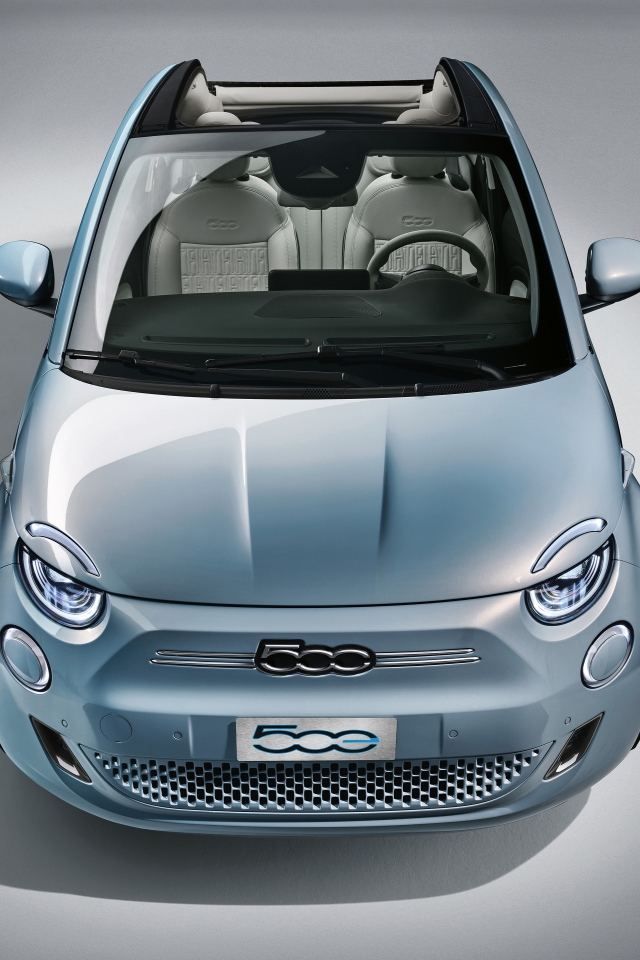 Кабриолет Fiat 500, 2020 года на сером фоне 