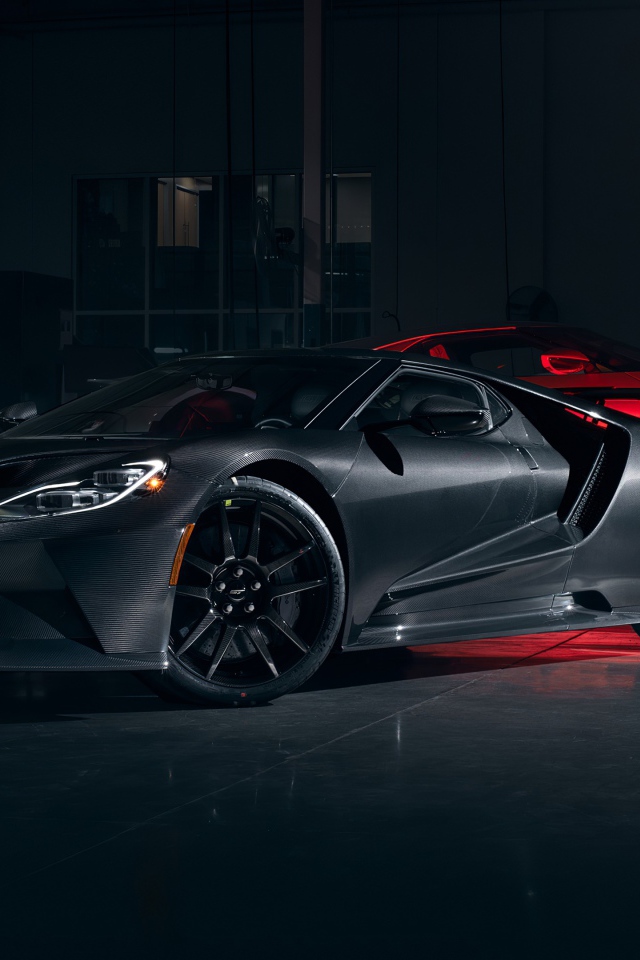 Спортивный автомобиль Ford GT 2020 года в гараже 