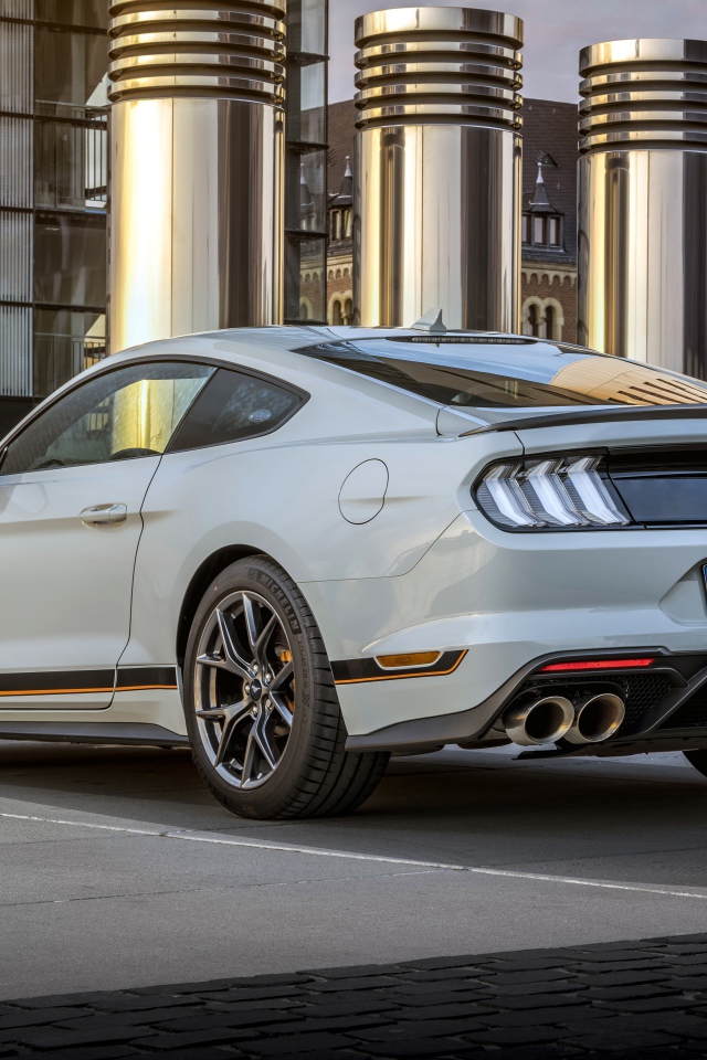 Белый автомобиль Ford Mustang Mach 1 2021 года вид сзади