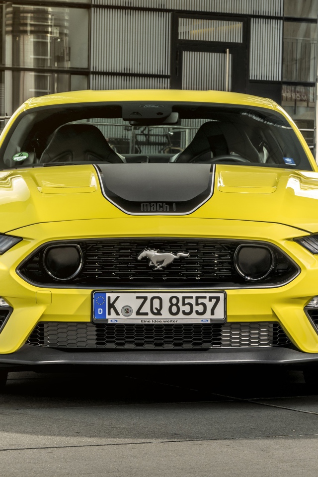 Желтый автомобиль Ford Mustang Mach 1 2021 года 