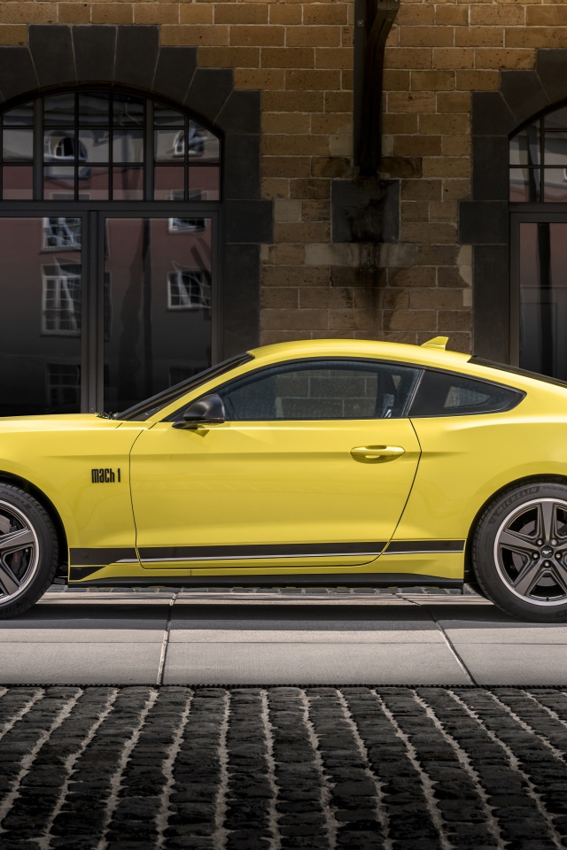 Желтый автомобиль Ford Mustang Mach 1 2021 года вид сбоку 