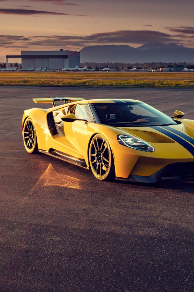 Желтый гоночный автомобиль Ford GT на взлетной полосе 