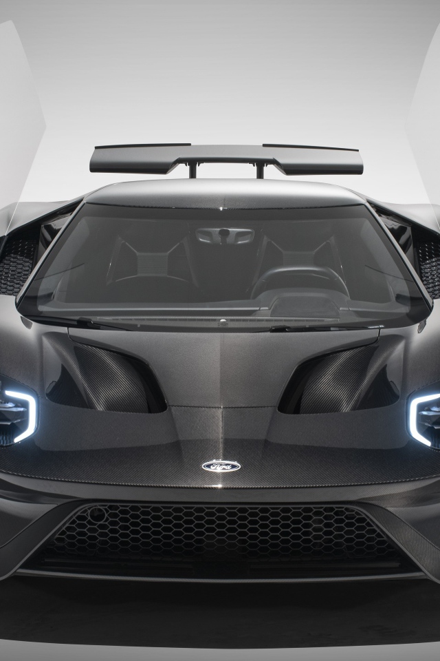 Автомобиль Ford GT Liquid Carbon, 2020 года с открытыми дверями