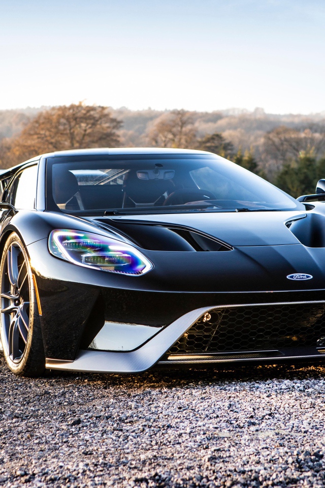Черный дорогой автомобиль Ford GT в лучах солнца