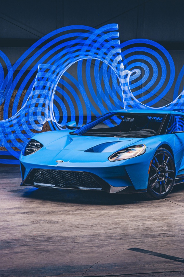 Синий автомобиль Ford GT на фоне рисунка