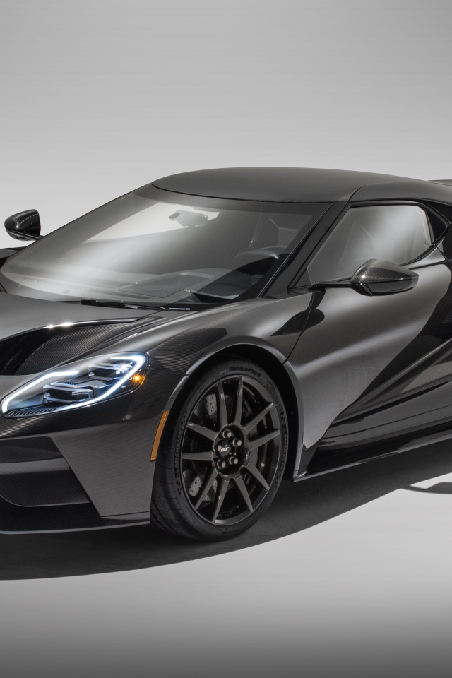 Серебристый спортивный Ford GT Liquid Carbon, 2020 года на сером фоне